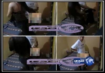 بالصورة أجبرت سائقها “الخاص” على خلع ملابسه ومضاجعتها امام الكاميرا..!