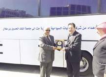 النقليات السياحية الأردنية «جت» تتبرع بحافلة نقل لجامعة الحسين بن طلال
