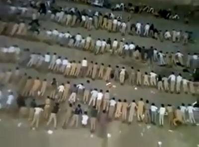 شاهد بالفيديو.. عقاب جماعي لطلاب الثانوية في احدى المدارس