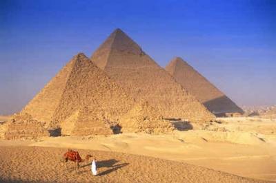 ﻣﺻر ﺗﻧوي ﺗﺄﺟﯾر اھراﻣﺎﺗﮭﺎ اﻟﺗﺎرﯾﺧﯾﺔ لحل ازﻣﺗﮭﺎ اﻻﻗﺗﺻﺎدﯾﺔ!!