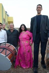 بالصور والفيديو .. شاهدوا زواج اطول عريس بالعالم ..