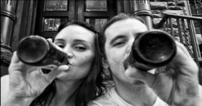 تجمع بين الروعة والألم..زوج يصور زوجته منذ اصابتها بالسرطان وحتى لحظة وفاتها