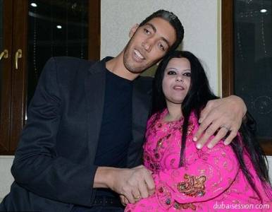 بالصور ... اطول رجل بالعالم يتزوج سورية