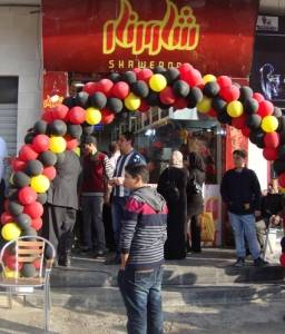 رئيس مجلس ادارة أسواق الفريد يفتتح الفرع الرابع من سلسلة مطاعم شاورنار في السلط