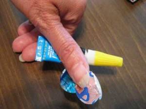 أم تقطع قضيب طفلها ثم تلصقه بالصمغ