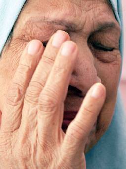 بالفيديو ..ضرب وحشي وتعذيب للعجزة في دار للمسنين!!