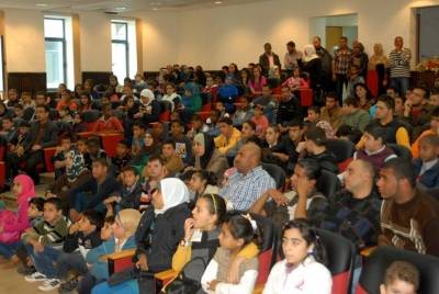 مسرحية ترفيهية لجولييت عواد على مسرح التنمية الاجتماعية