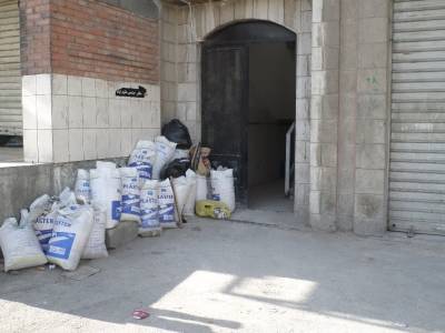 اكوام النفايات امام صندوق المعونة الوطنية  عين الباشا