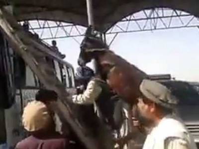 رجل يحمل حمار على ظهره و يصعد به فوق اتوبيس