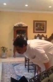 بالفيديو : عصفور فوق رأس الفنان عبدالله رويشد وهو يصلي