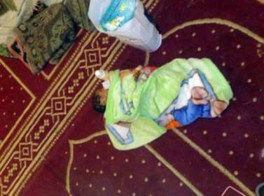 رضيع ملقى بجانب منزل في طبربور