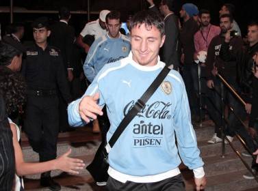 بالصور .. الاجراءات الامنية المشددة حالت دون استقبالهم من مشجعيهم .. نجوم منتخب الاوروغواي بفندق الميريديان عمان