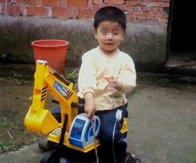 بالفيديو.. أم تجبر طفلها على شرب البنزين ثم تشعل به النار