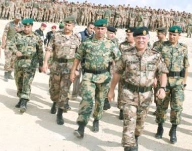 الملك يتـابـع تـمـريـنـا عسكرياً ويزور العمليات الخاصة