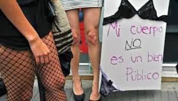 مظاهرات بـ (التنانير) أمام مطعم برر اغتصاب زبونة بسبب ملابسها المثيرة