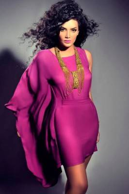 بعد فضيحة صديقها الأجنبي ..الحاجة حورية فرغللي تثير السخرية بقبلات وأحضان مع  حصان 