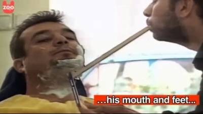بالفيديو.. حلاق تركي يستخدم قدميه و فمه في الحلاقه!