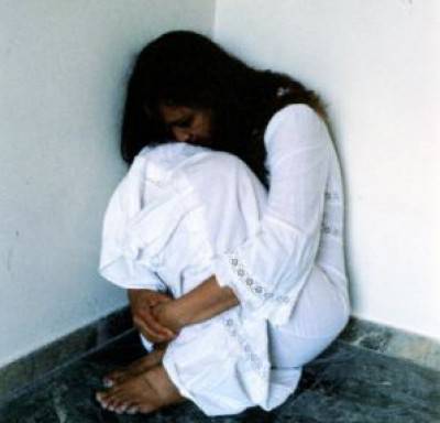 أب وابنه يتناوبان على اغتصاب فتاة  سعودية 