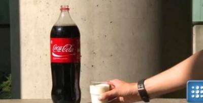 بالفيديو.. شاهد ماذا يحدث اذا اضفنا الحليب على مشروب كوكاكولا ؟؟