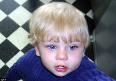 بالصور : عذبه عشيق والدته حتى الموت .. قصة الطفل الذي  صدم  بريطانيا