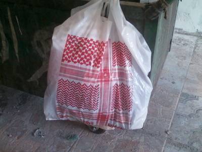 الكوفية الاردنية تتحول الى اكياس قمامة  صورة