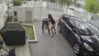 بالفيديو..شاهد ماذا فعلت إمرأة بـلص حاول سرقة حقيبتها