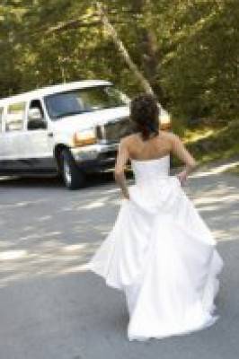 عروس كويتية تلقي بنفسها من سيارة عريسها وتهرب