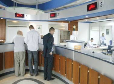 مواطنون يبيعون قروضهم للبنوك لجدولة التزاماتهم الشهرية للمؤسسات المصرفية