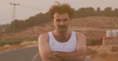 بالفيديو الفشخة اللعينة .. أردني يحتج على الغلاء بطريقة فان دام  !!