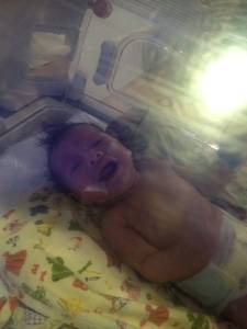 بالصور.. ممرضات يغلقن فم رضيع بشريط لاصق لمنعه من البكاء