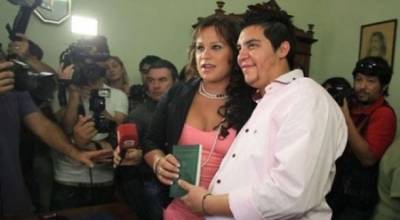 متحولان جنسيا يتزوّجان وينتظران مولودا