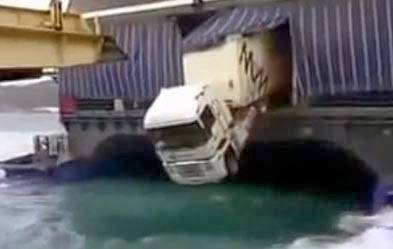 بالفيديو.. منظر غريب لشاحنة تتدلى من سفينة في عرض البحر