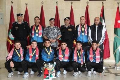 المدير العام لقوات الدرك يكرم منتخب خماسي الكرة