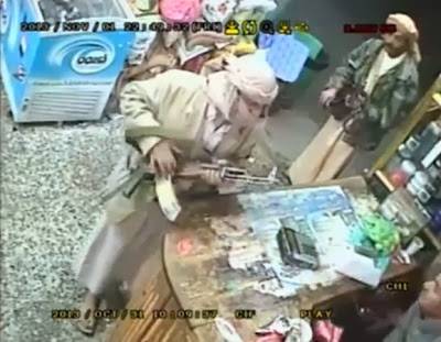 بالفيديو.. سطو مسلح بالرشاشات على بقالة .. شاهد كيف دافع البائع الشجاع عن نفسه