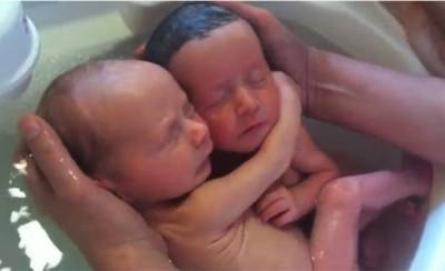 بالفيديو .. توأم يعانق أحدهما الآخر في الماء.. يجذب الملايين في أسبوع مميز