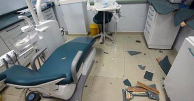 مواطن يعتدي على طبيب في غرفة العمليات ..