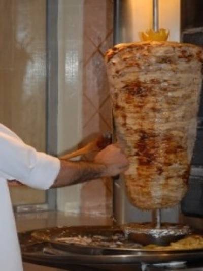 بالفيديو ... عامل مطعم يرش الشاورما بمبيد حشري..!!