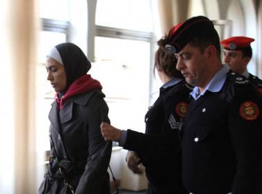 اخراج فتاة من تحت قبة البرلمان بعد صراخها على النواب .. شاهدوا الفيديو