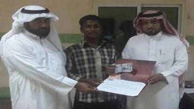 السعودية .. وافد يعيد 26 ألفا فيكافأ بـ 15 ريالا  !!!!