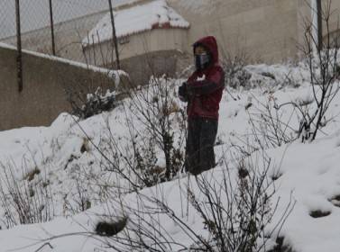 طقس عاصف اليوم  .. منخفض عميق يبدأ بالصقيع والزائر الأبيض غدا !!