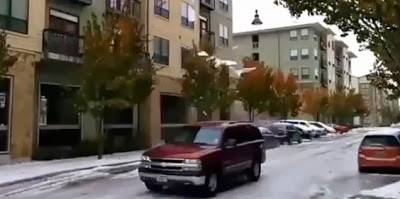 فيديو مميز.. شاهد ماذا يحصل بعدما تتراكم الثلوج فوق الاسطح .