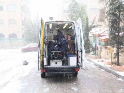 وفاة طفلة بسيارة الأسعاف بعد ان علقت بأزمة السير