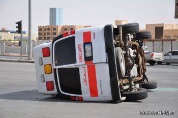 اصابة ثلاثة اشخاص في انقلاب سيارة اسعاف