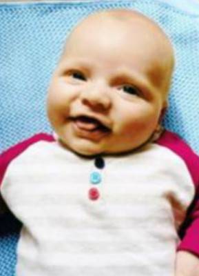 بضربة هزت الجدران..أم تقتل طفلها ثم تتصور مبتسمة بجانبه .. صور