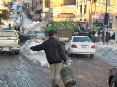 محافظات: احتجاجات تطالب بسرعة فتح الطرق وإيصال الخدمات إلى السكان