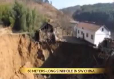 بالفيديو.. فجوة أرضية تبتلع 12 بناية في الصين وتزداد اتساعاً