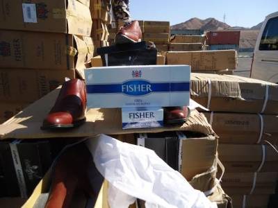 إحباط تهريب 43 ألف كروز دخان وأحذية..صور