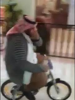 بالفيديو.. «معلم ابتدائي» يقود دراجة صغيرة في ممرات مدرسة سعودية والتلاميذ يجرون خلفه