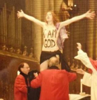 بالفيديو والصور .. فتاة عارية تقتحم قداس عيد الميلاد وتقفز على المذبح..!