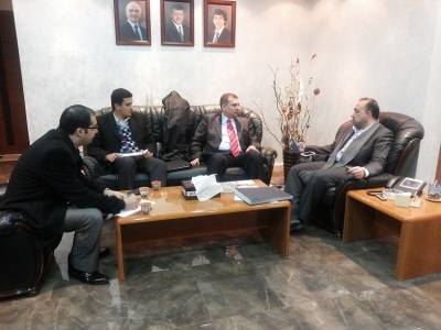 النائب أبو خديجة يطلع على تجربة مركز الدراسات والأبحاث التابع لغرفة صناعة عمان